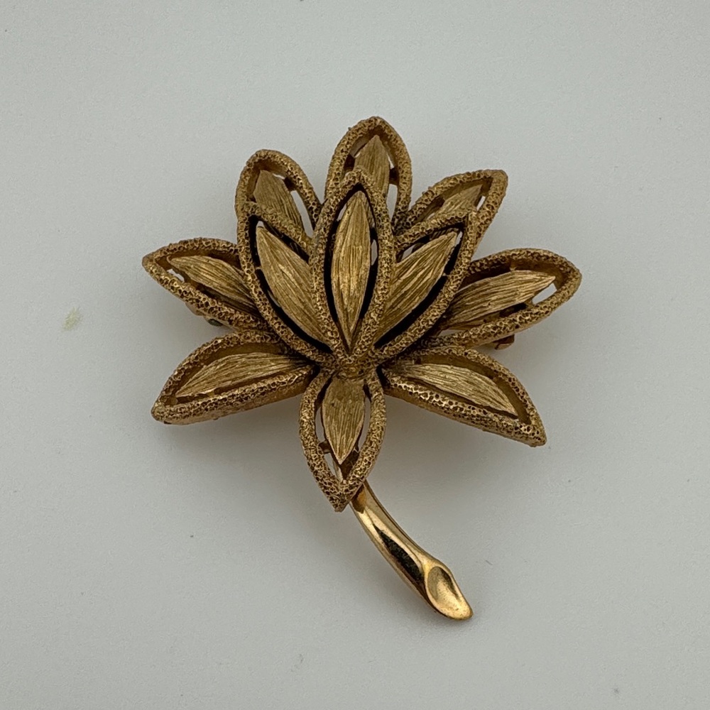 Vintage Avon Gold Tone Floral Brooch